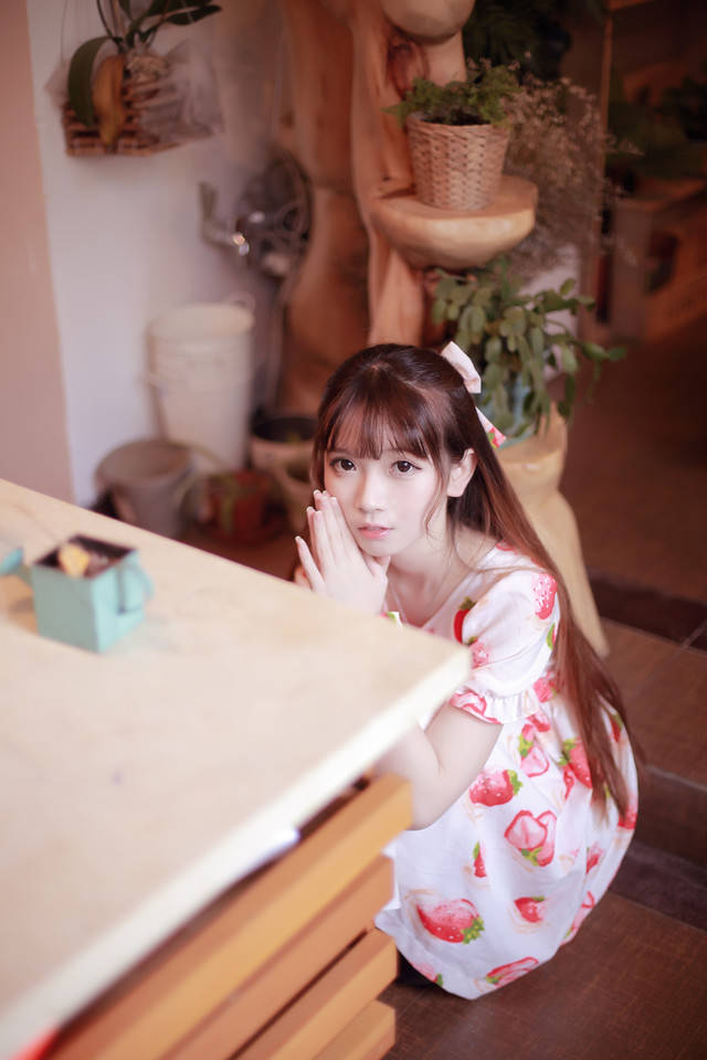 樱桃小嘴刘海美女