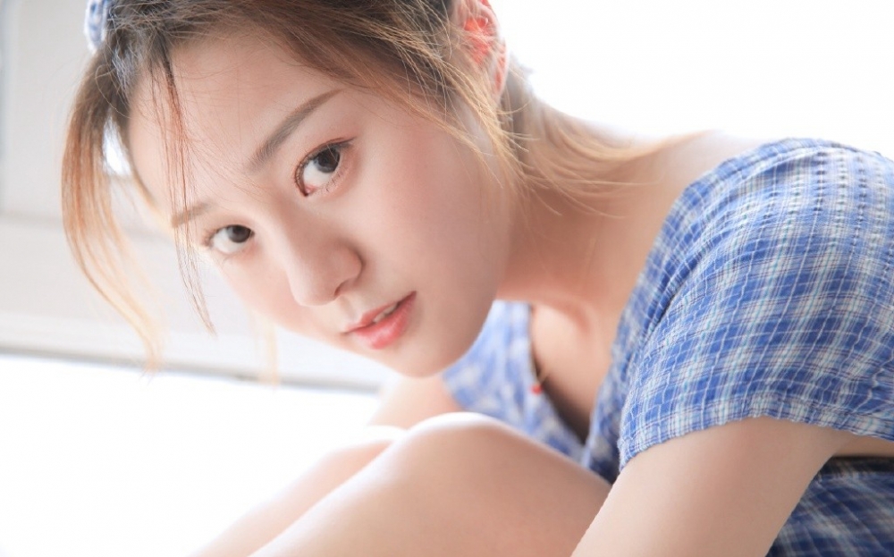 可爱美眉日式丸子头夏季连衣裙修长美腿女性私身体