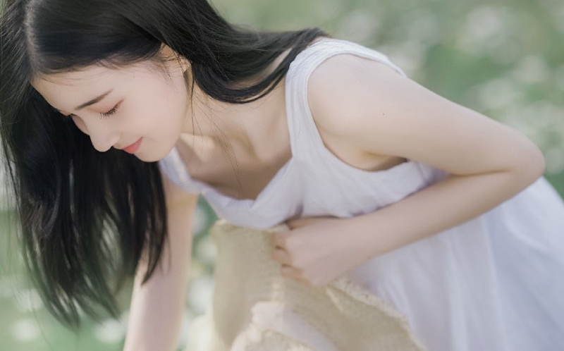 小清新美女白色连衣裙草丛写真