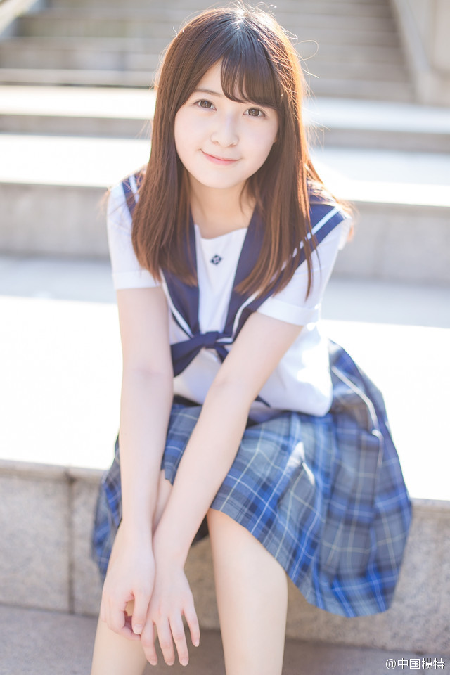 有点婴儿肥的可爱清纯美女学生制服写真