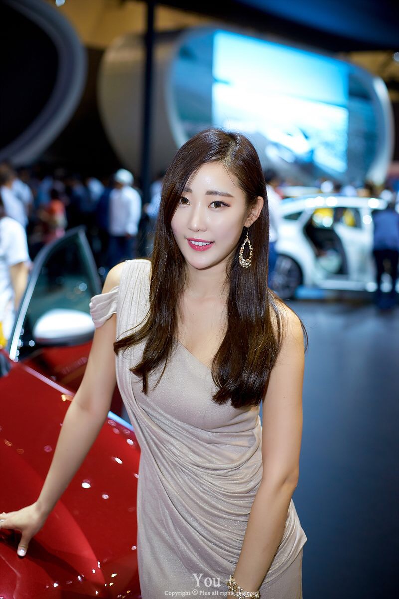 车展上的裸肩美女车模