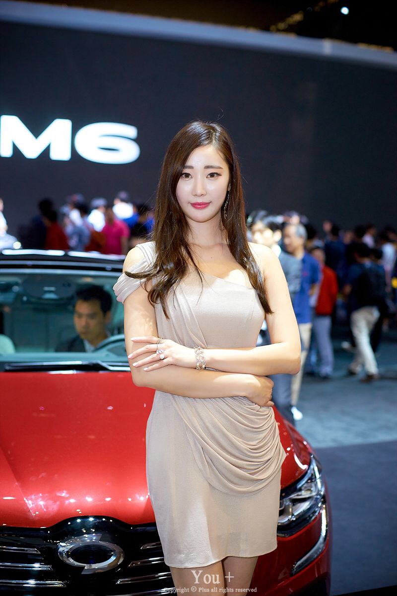 车展上的裸肩美女车模