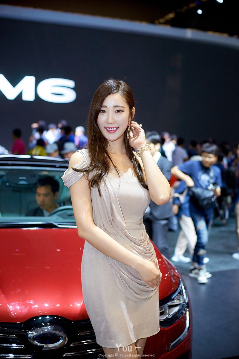 车展上的裸肩美女车模