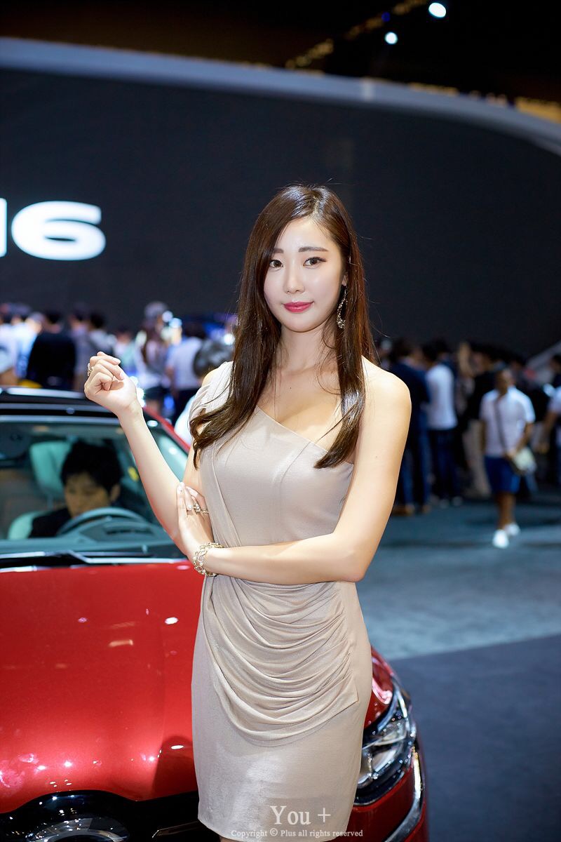 车展上的裸肩美女车模