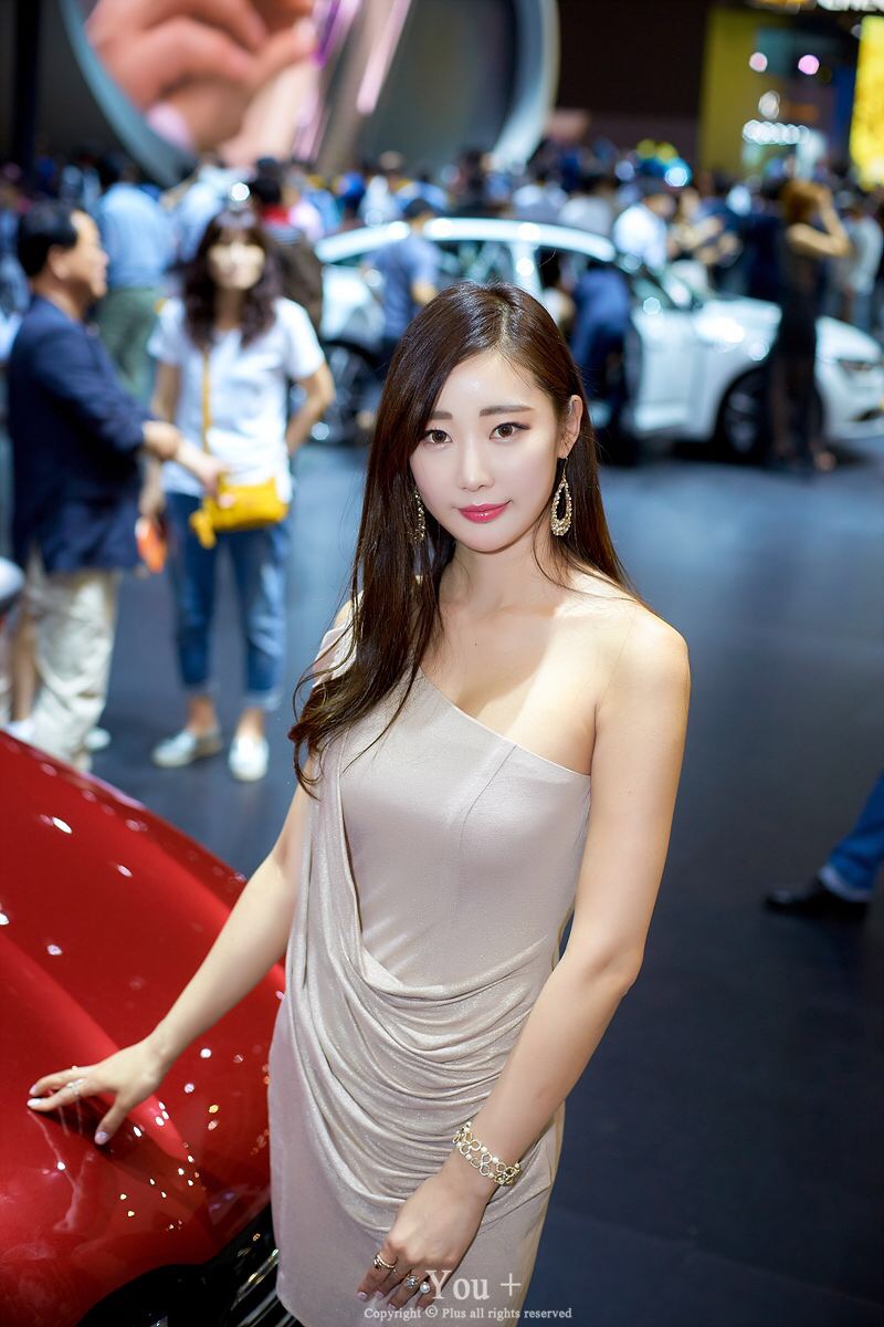 车展上的裸肩美女车模