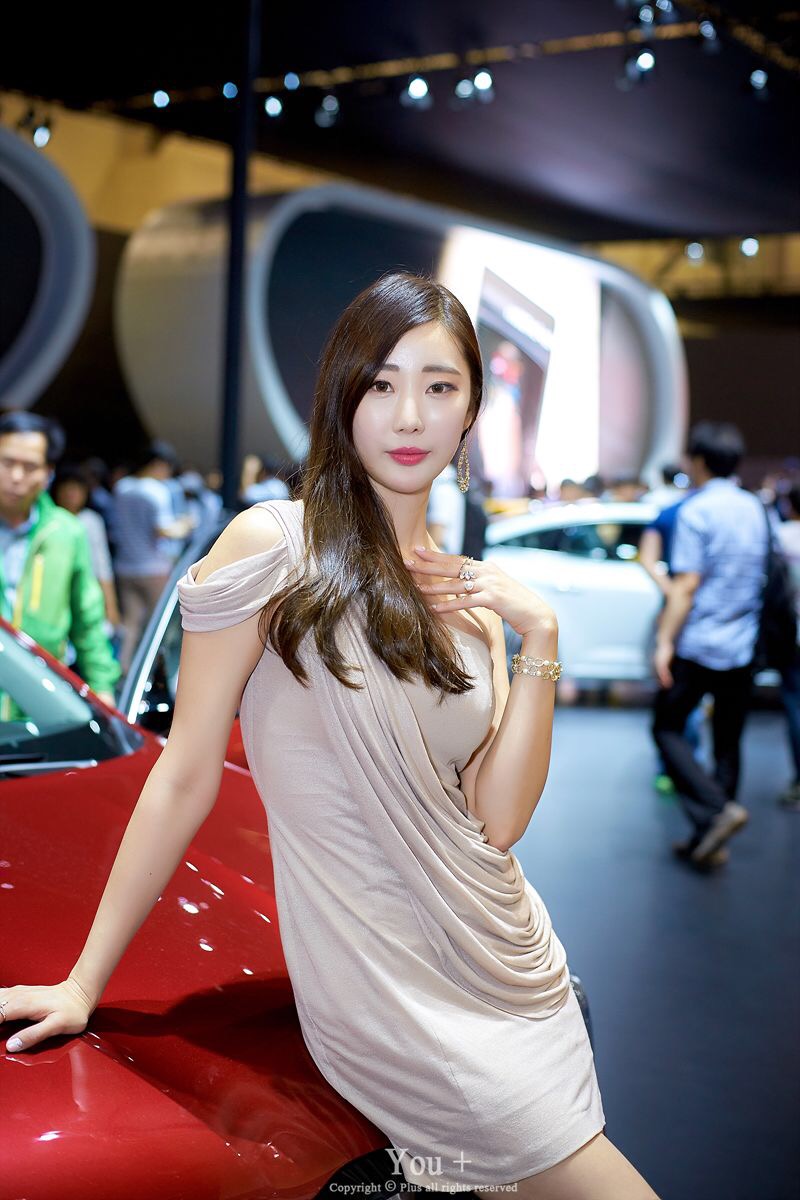 车展上的裸肩美女车模