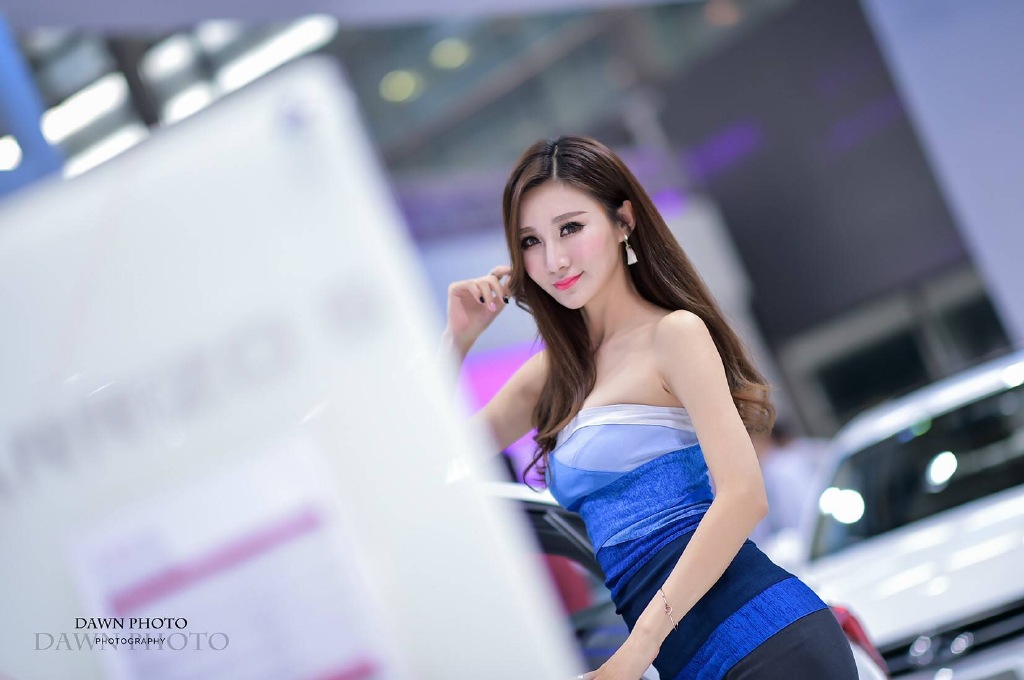 抹胸超短裤美女车模秀好身材