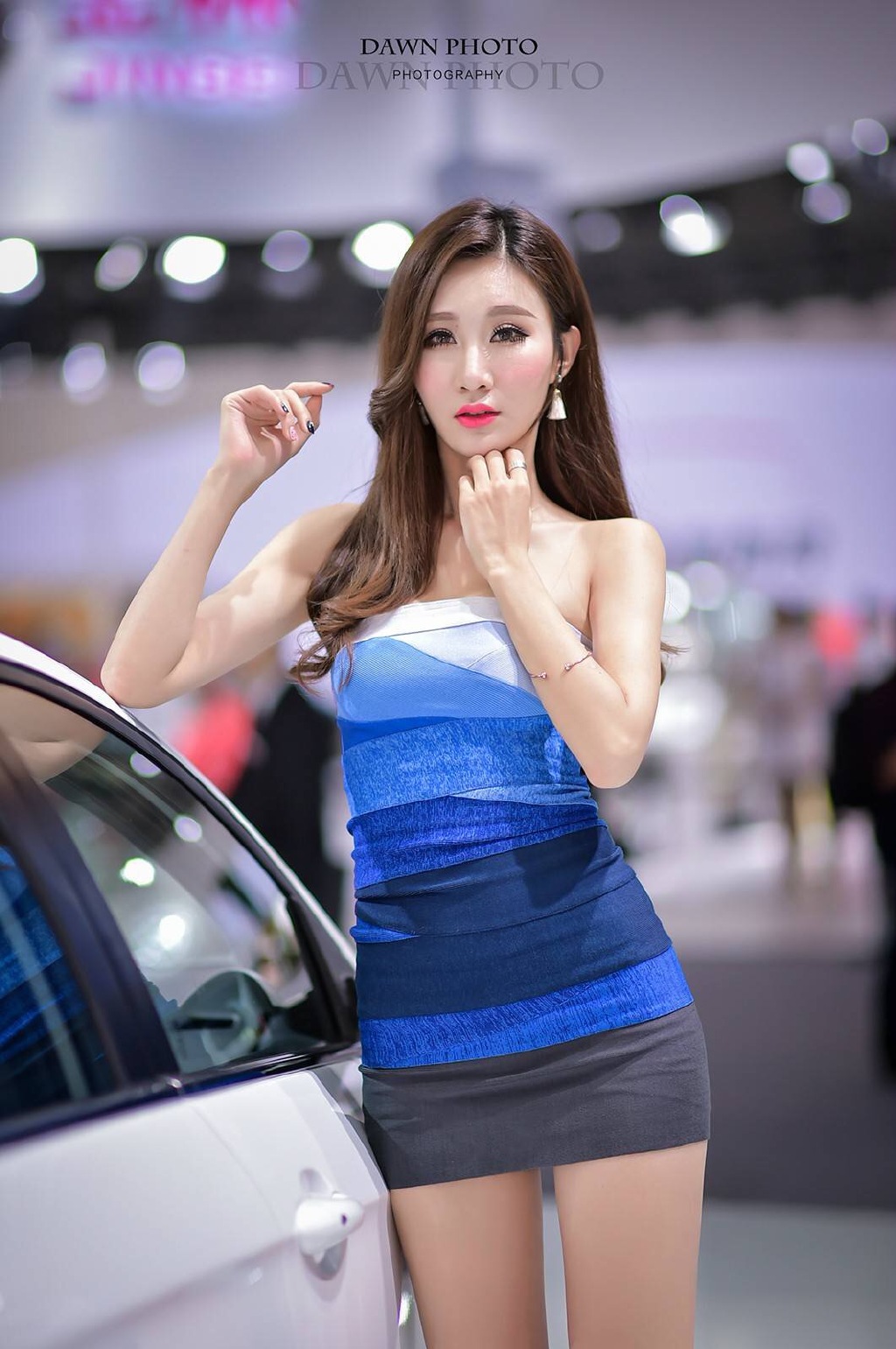 抹胸超短裤美女车模秀好身材