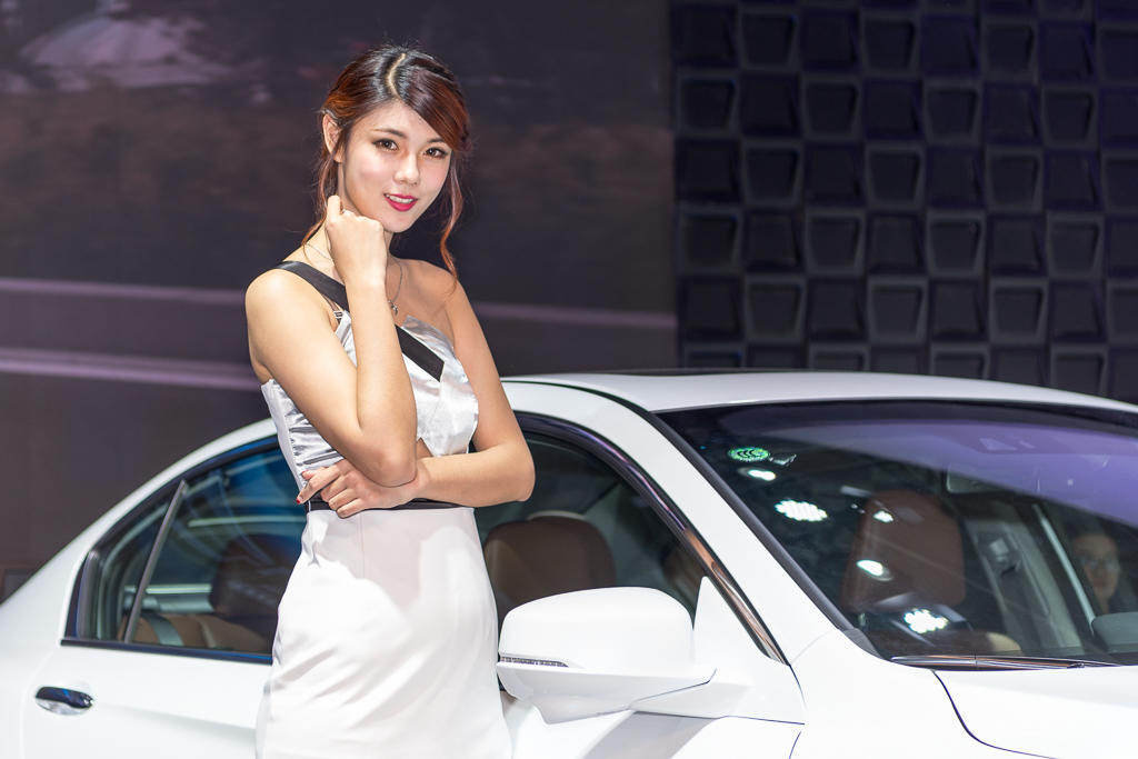 窈窕车模紧身裙性感火辣艺术照