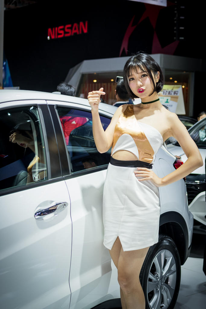 窈窕车模紧身裙性感火辣艺术照