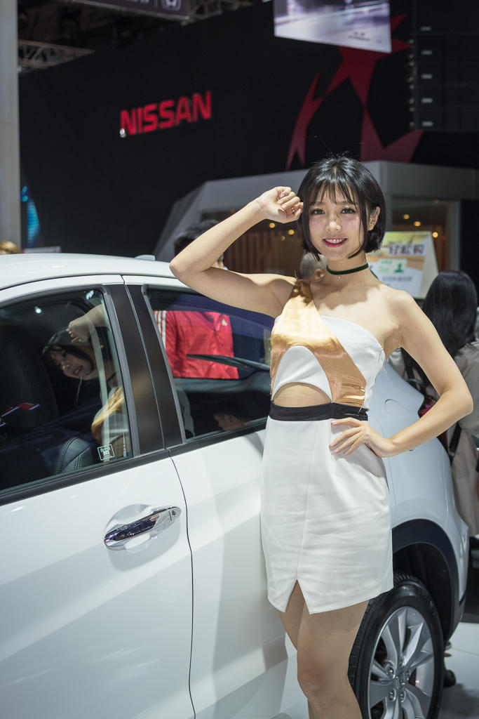 窈窕车模紧身裙性感火辣艺术照