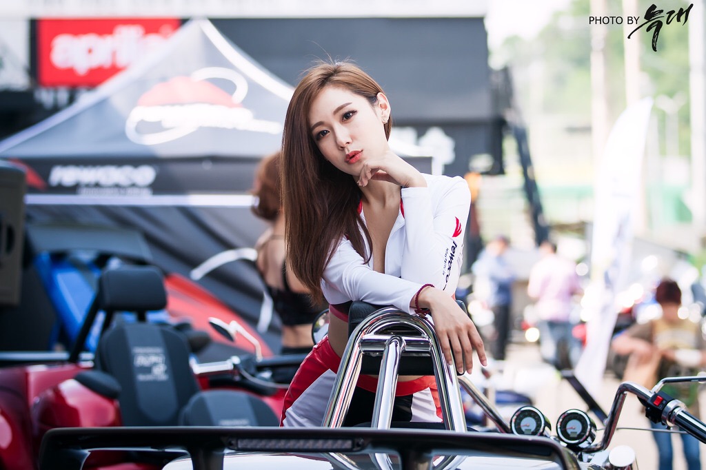 大眼赛车美女车模