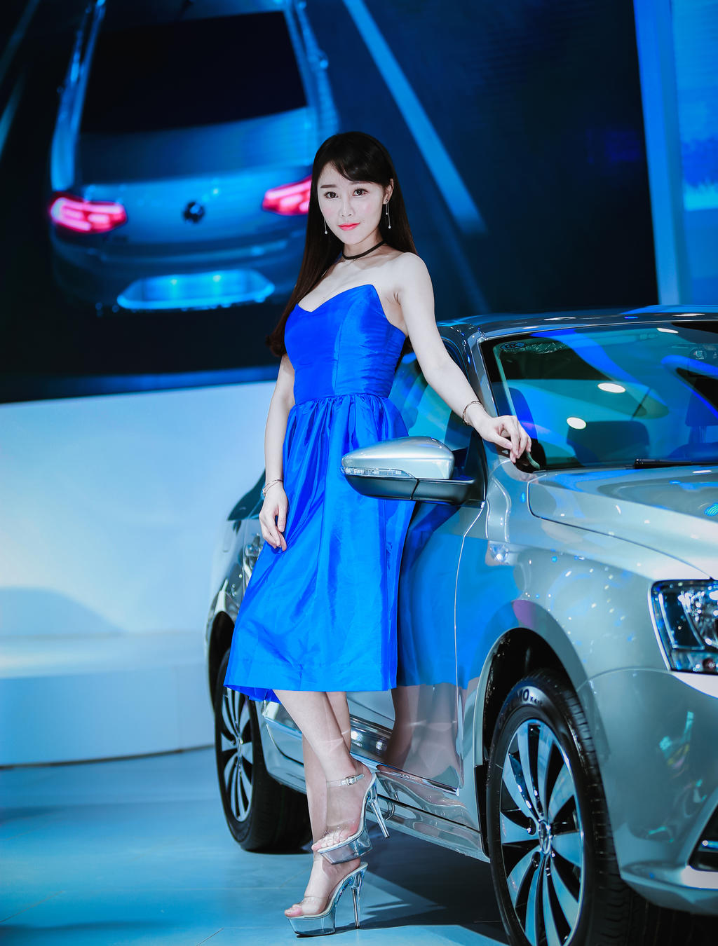 知性优雅的美女车模性感窈窕美女套图