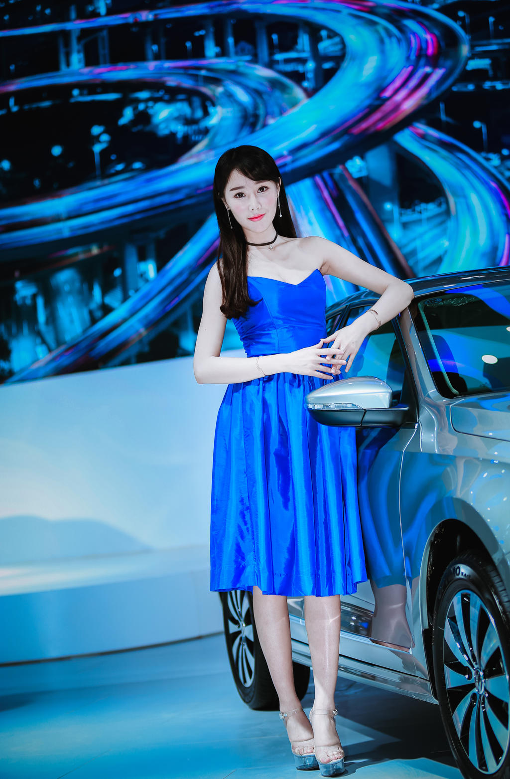 知性优雅的美女车模性感窈窕美女套图