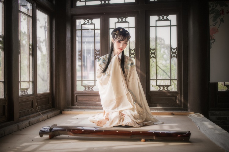 名媛气质古装美女大小姐街拍悠闲自然朦胧风格清纯写真