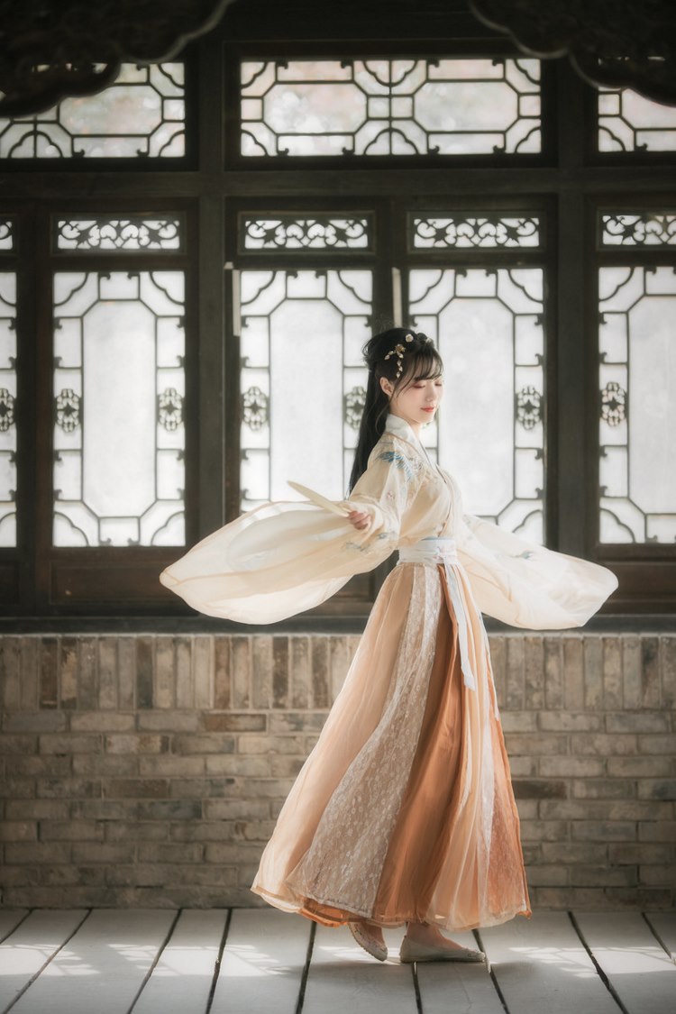 名媛气质古装美女大小姐街拍悠闲自然朦胧风格清纯写真