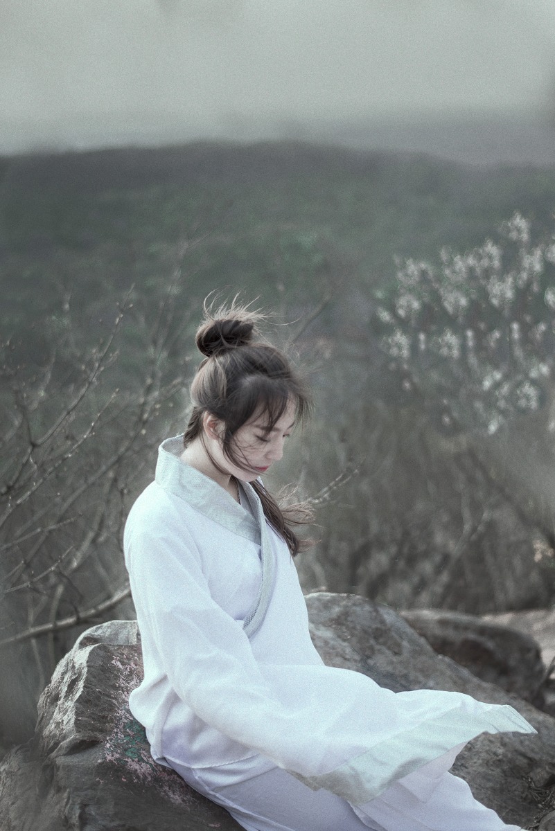 微风吹起古装白衣长裙美女发丝