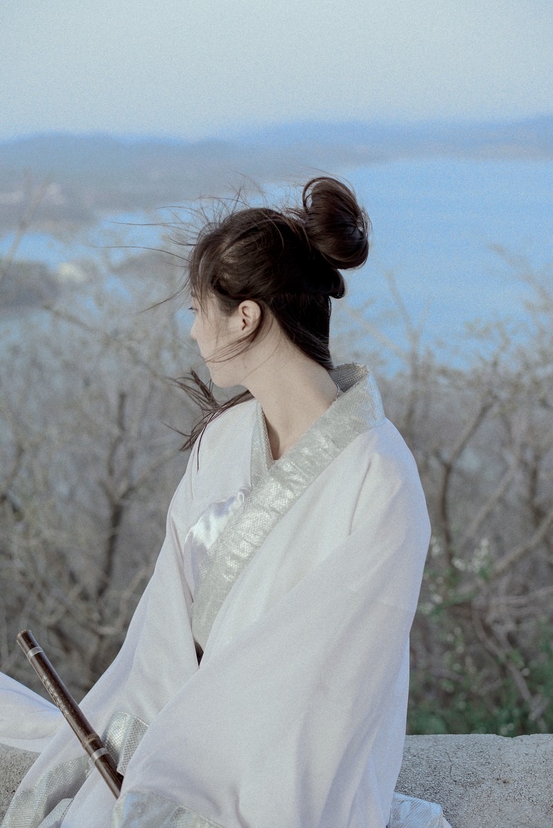 微风吹起古装白衣长裙美女发丝