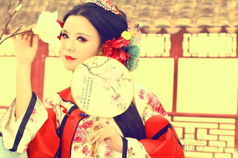 红唇美丽古装美女照 婉君衫秀丽甜美