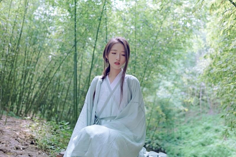 长发古装美女明星室外小清新唯美养眼写真