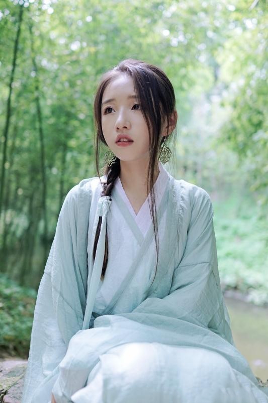 长发古装美女明星室外小清新唯美养眼写真