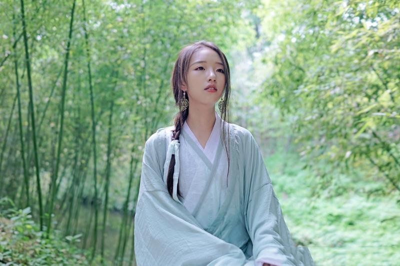 长发古装美女明星室外小清新唯美养眼写真