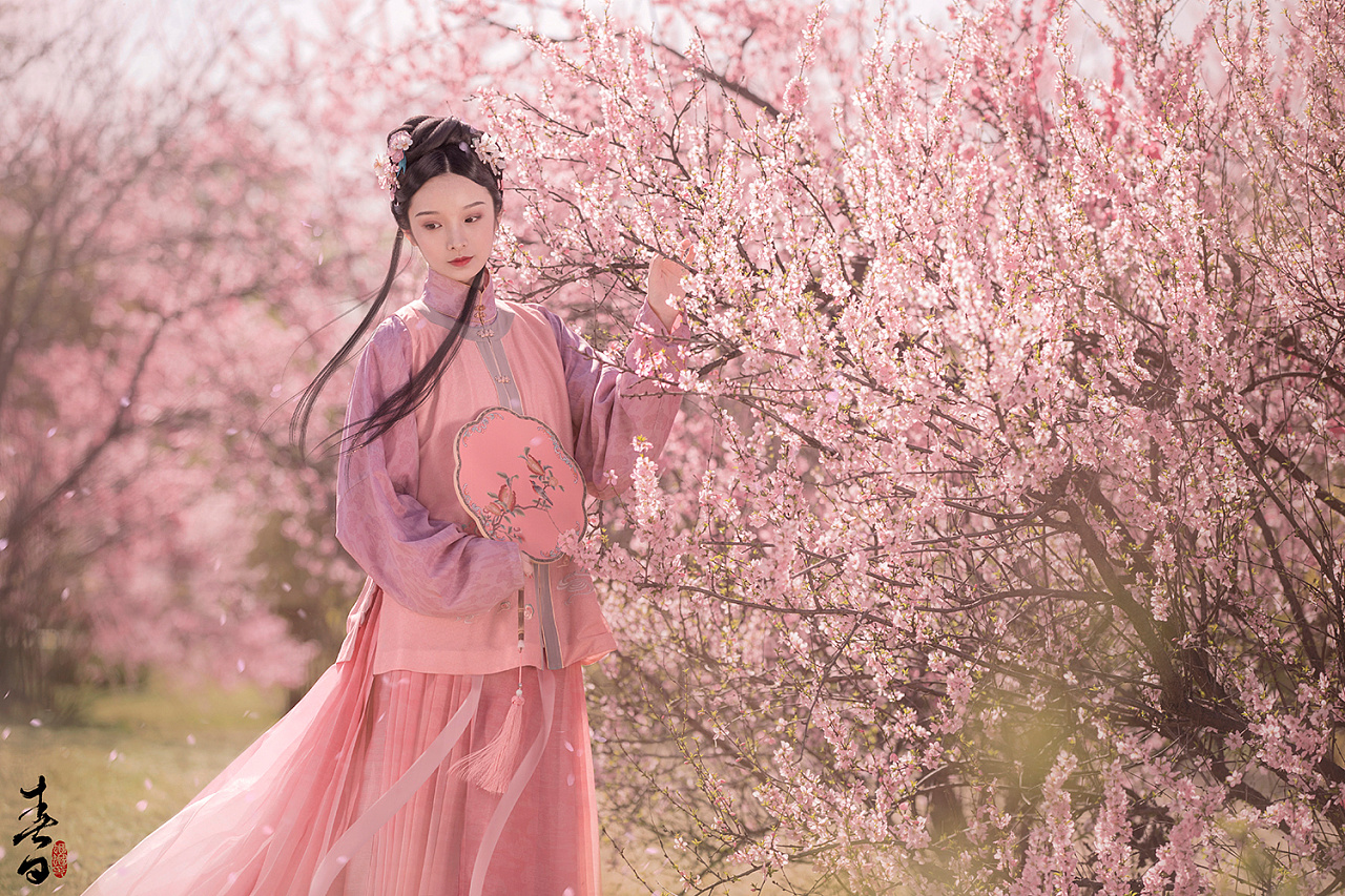 古装美女粉色汉服花园唯美图片