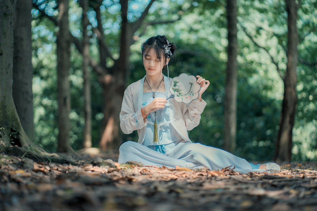 高清古装美女青衣白裙垂肩发束手持罗扇唯美写真