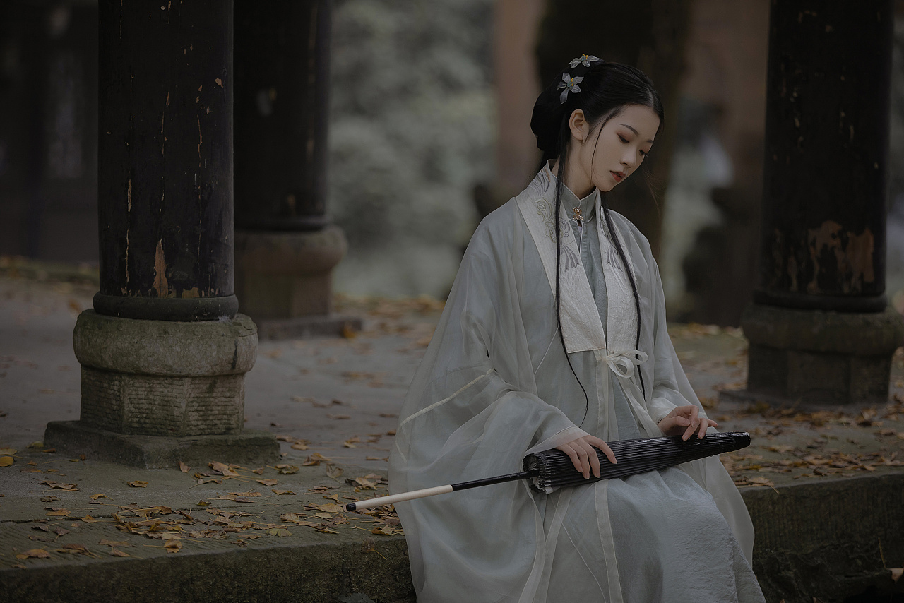 端庄大方的古风美女户外气质飘然唯美古风摄影