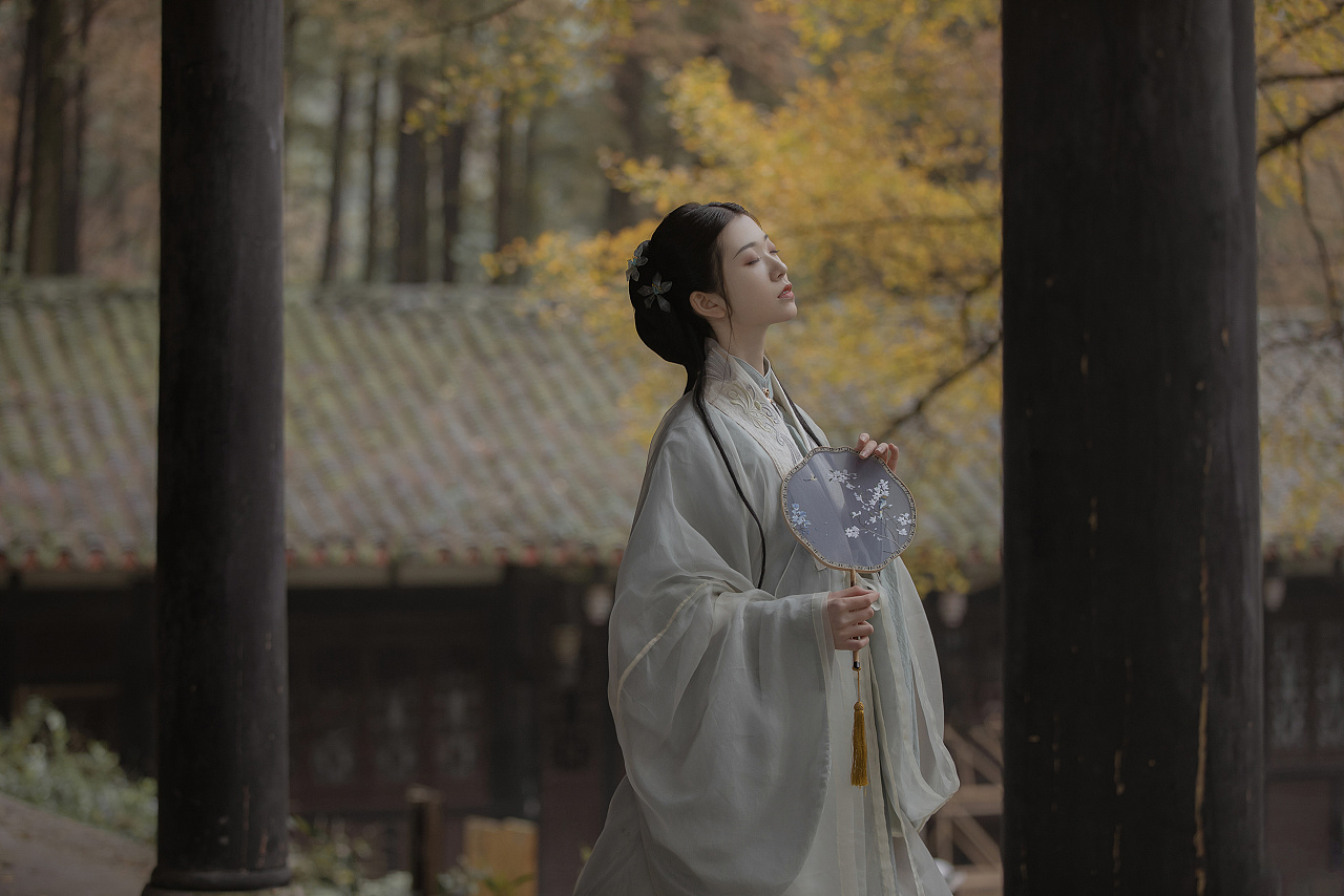 端庄大方的古风美女户外气质飘然唯美古风摄影