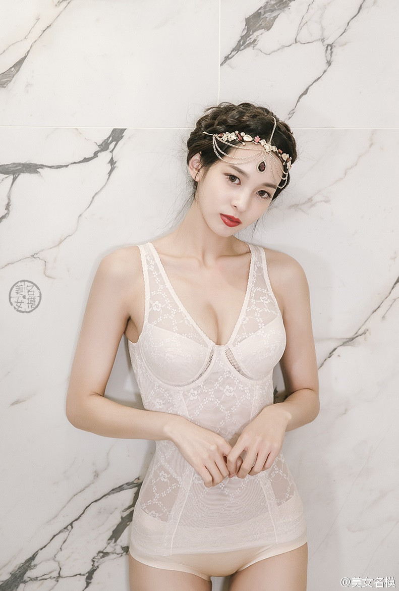 公主头型塑身内衣美女