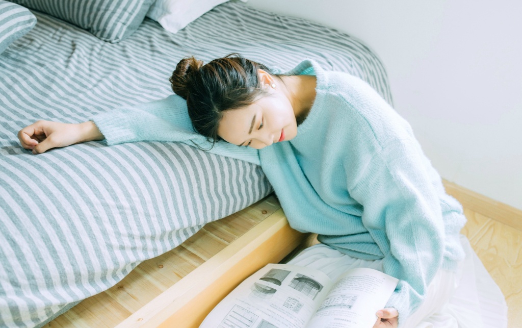 清纯女孩性感居家图片 小露酥胸秀半球