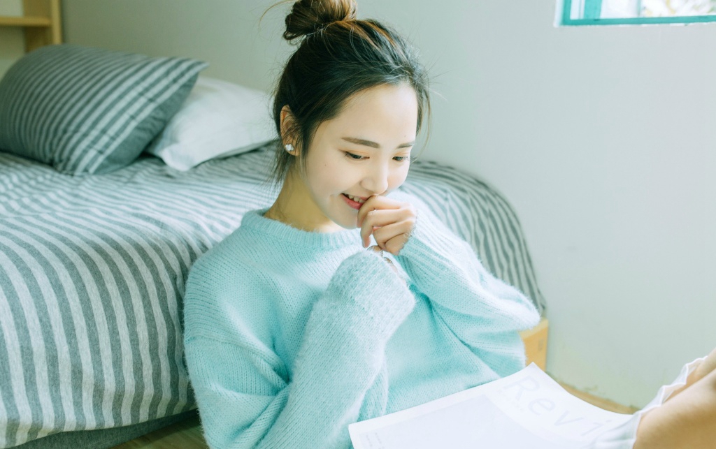 清纯女孩性感居家图片 小露酥胸秀半球