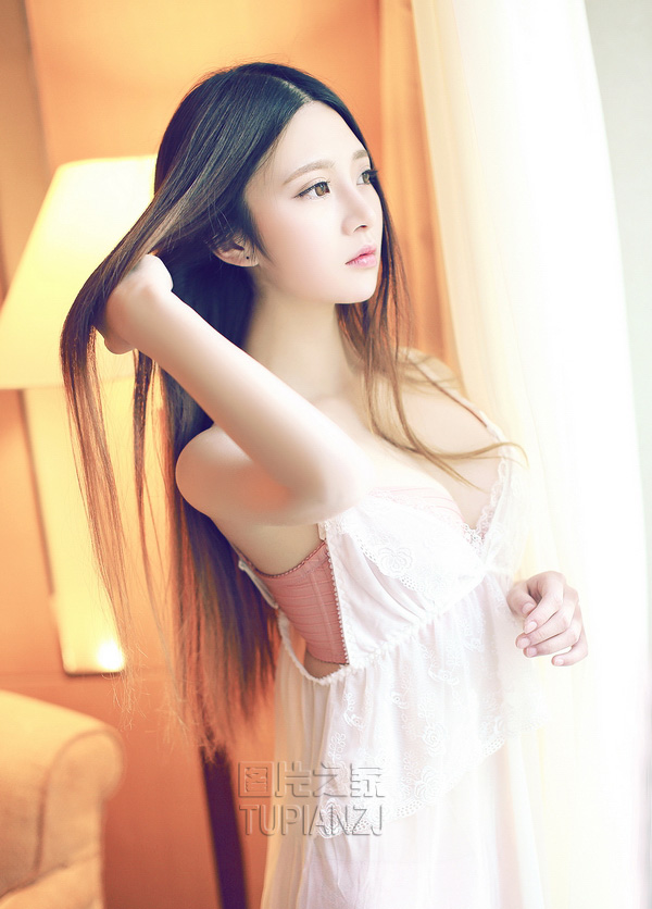 清纯女孩性感居家图片 小露酥胸秀半球