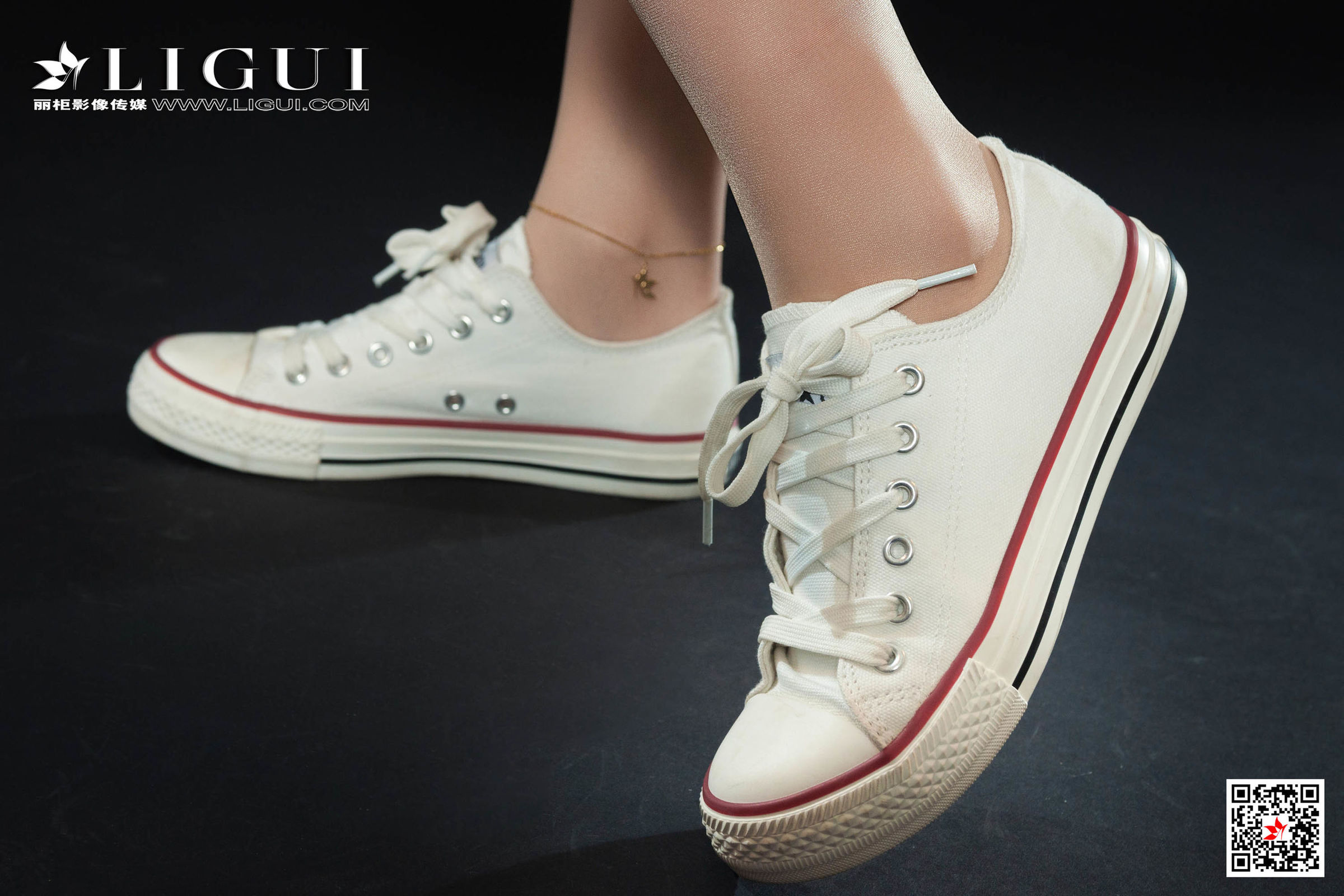 大尺度极品粉嫩嫩模雪糕丰满乳房性感美臀诱人的身材写真