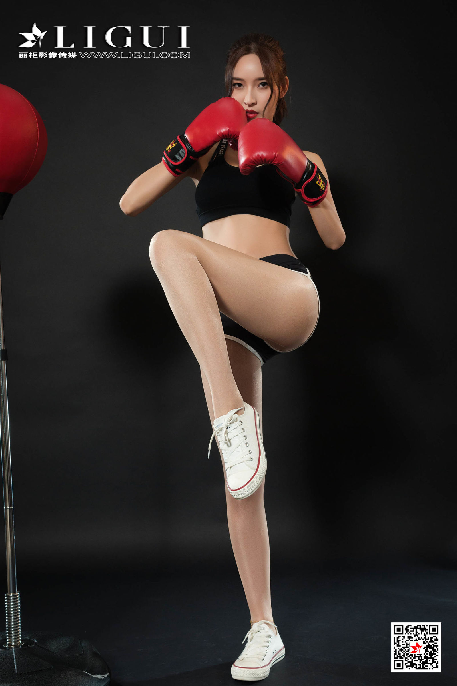 大尺度极品粉嫩嫩模雪糕丰满乳房性感美臀诱人的身材写真