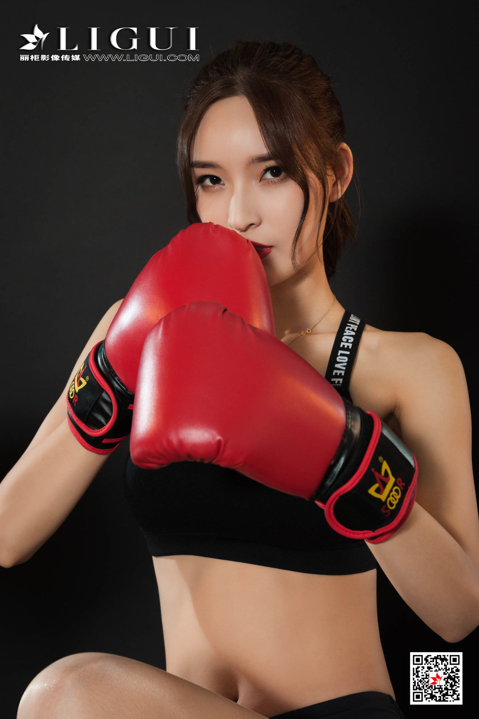 大尺度极品粉嫩嫩模雪糕丰满乳房性感美臀诱人的身材写真