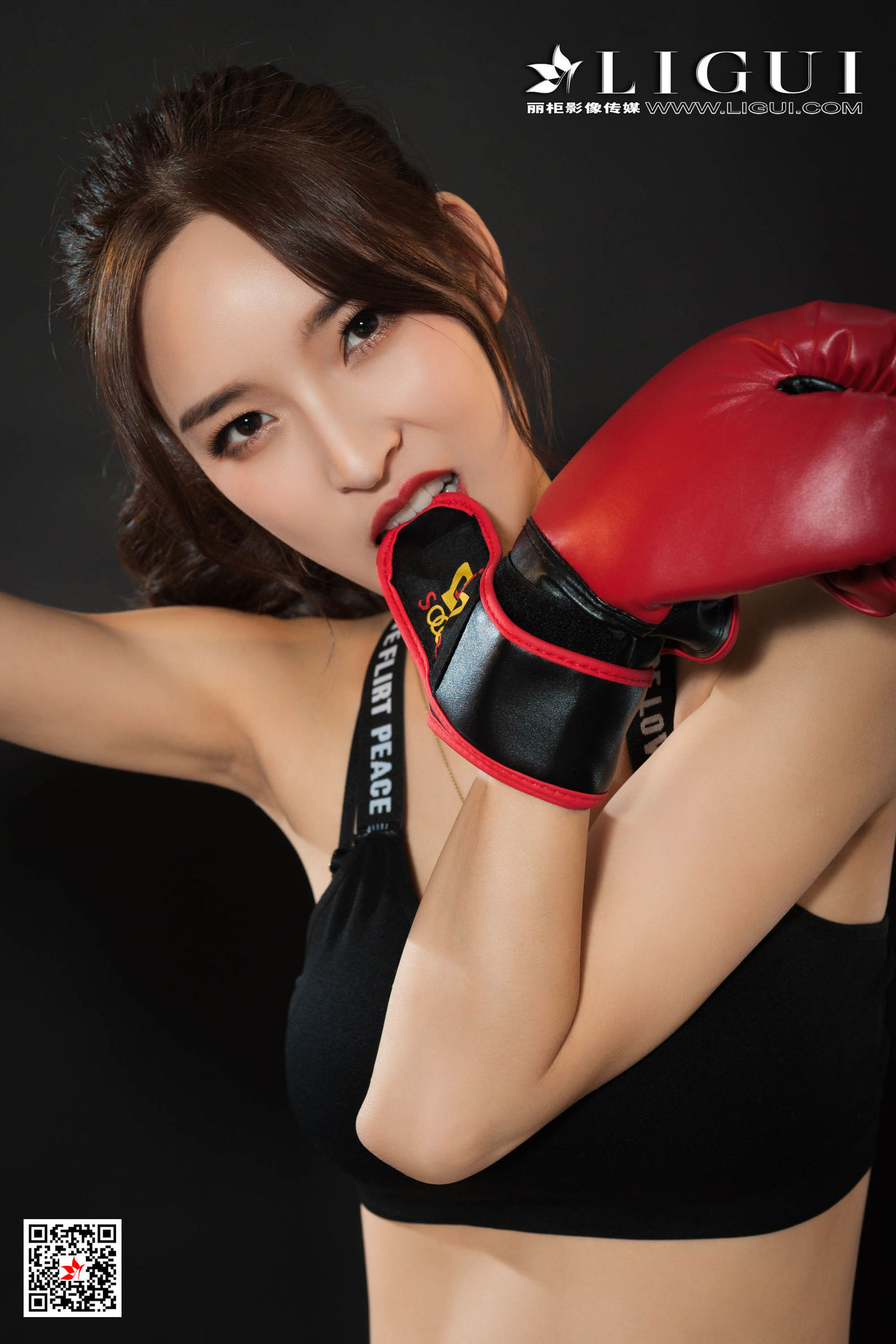 大尺度极品粉嫩嫩模雪糕丰满乳房性感美臀诱人的身材写真