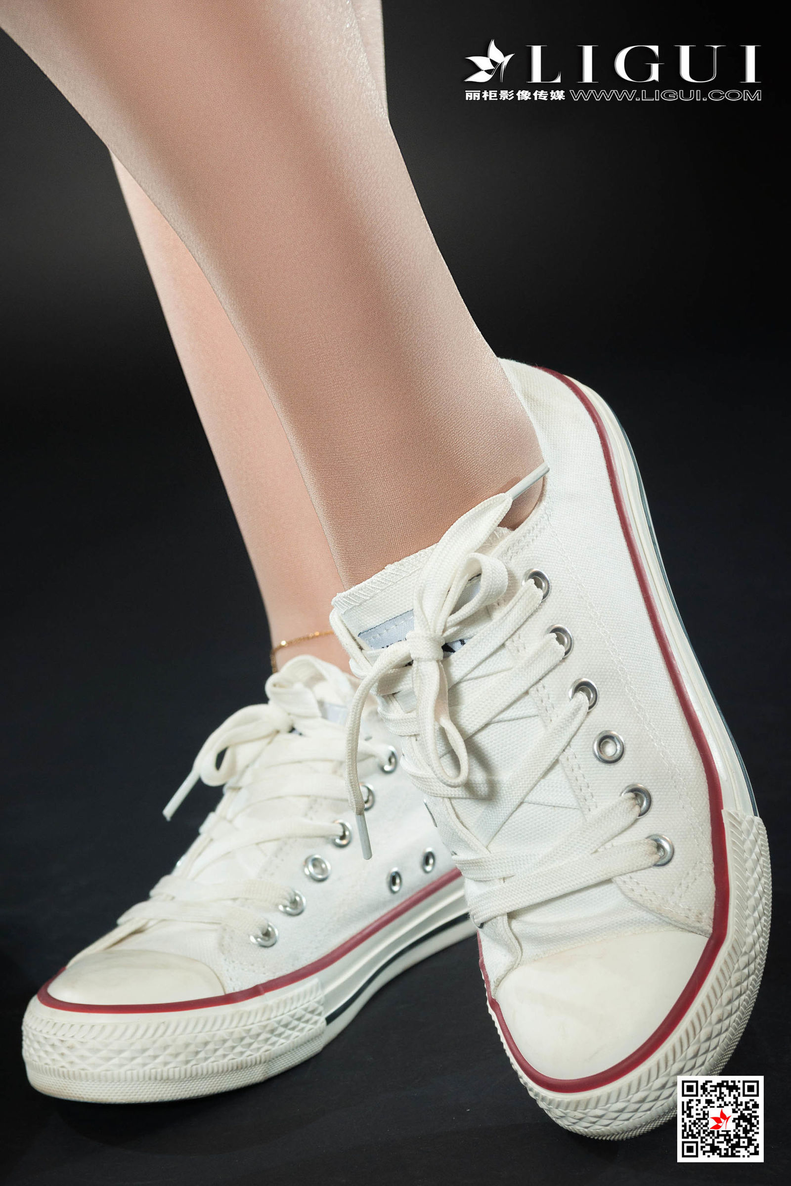 大尺度极品粉嫩嫩模雪糕丰满乳房性感美臀诱人的身材写真