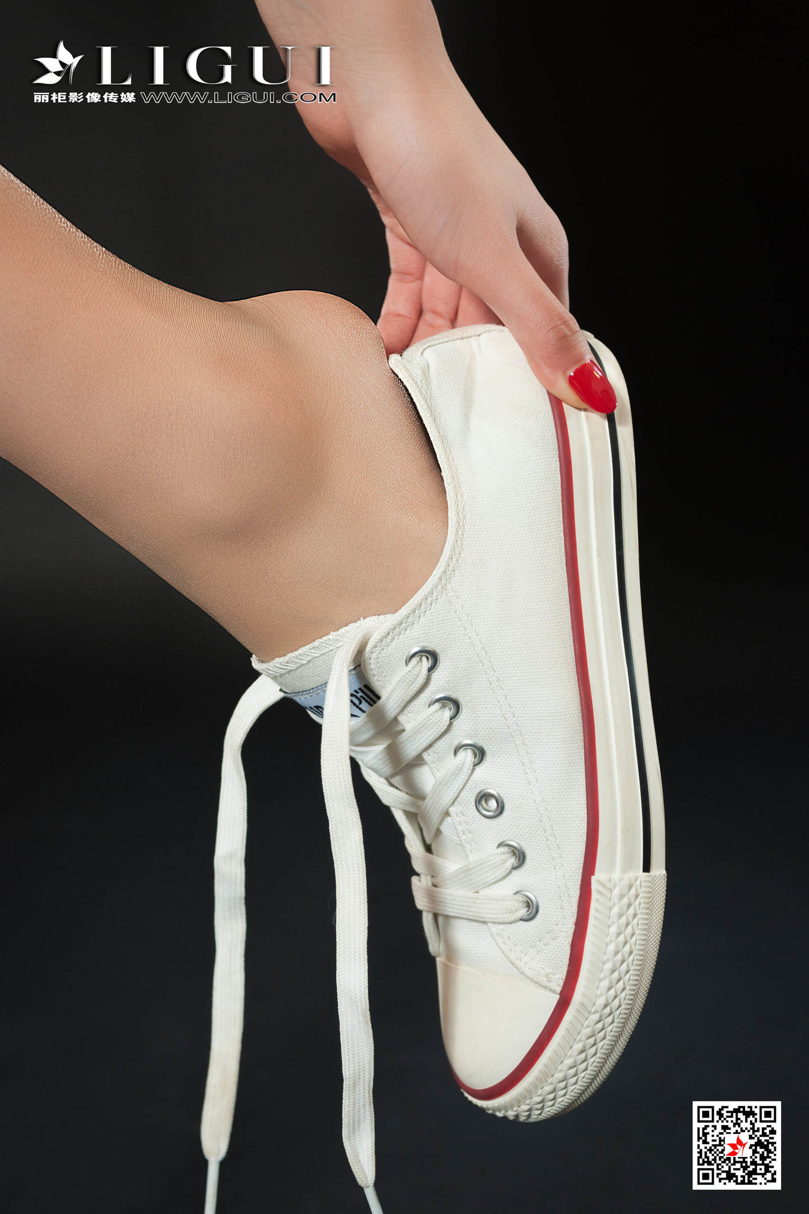 大尺度极品粉嫩嫩模雪糕丰满乳房性感美臀诱人的身材写真