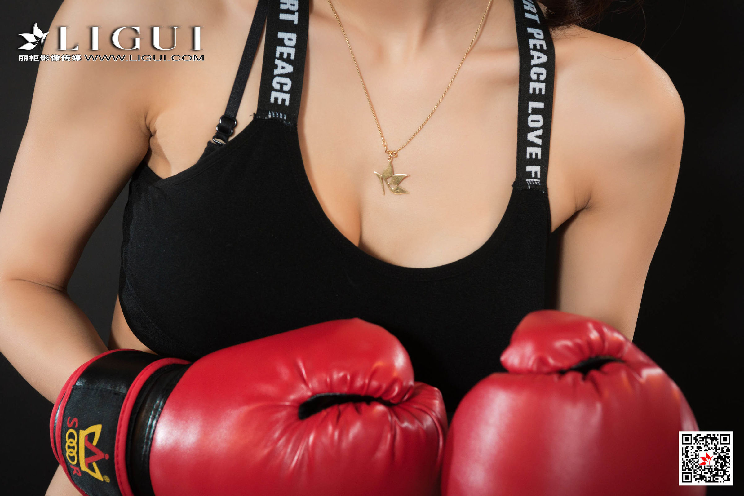 大尺度极品粉嫩嫩模雪糕丰满乳房性感美臀诱人的身材写真