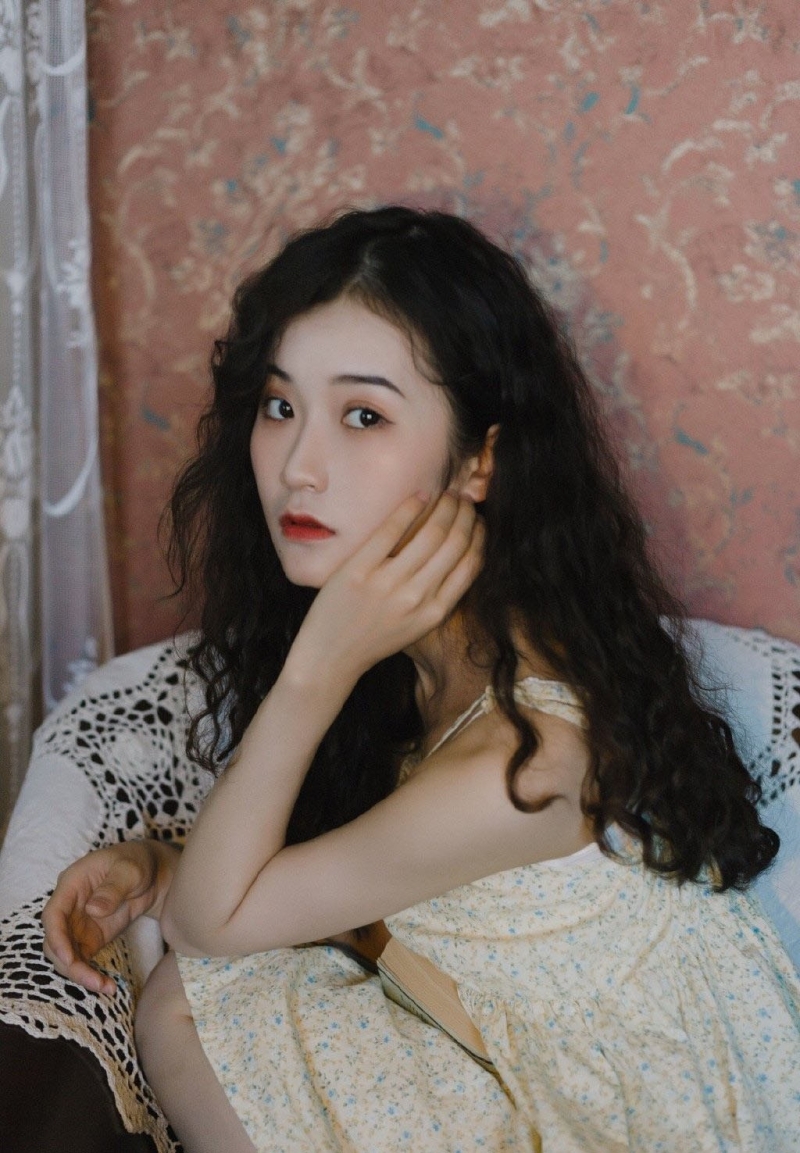 日系美女精致瓜子脸漂亮写真