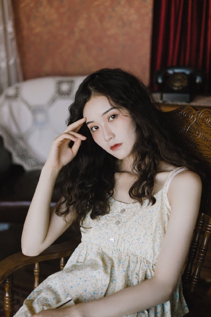 日系美女精致瓜子脸漂亮写真