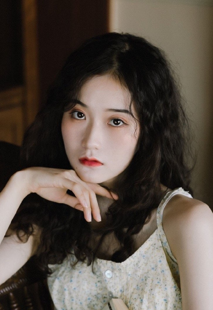 日系美女精致瓜子脸漂亮写真