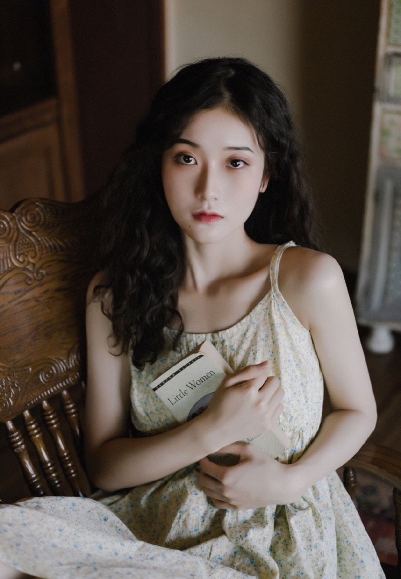 日系美女精致瓜子脸漂亮写真