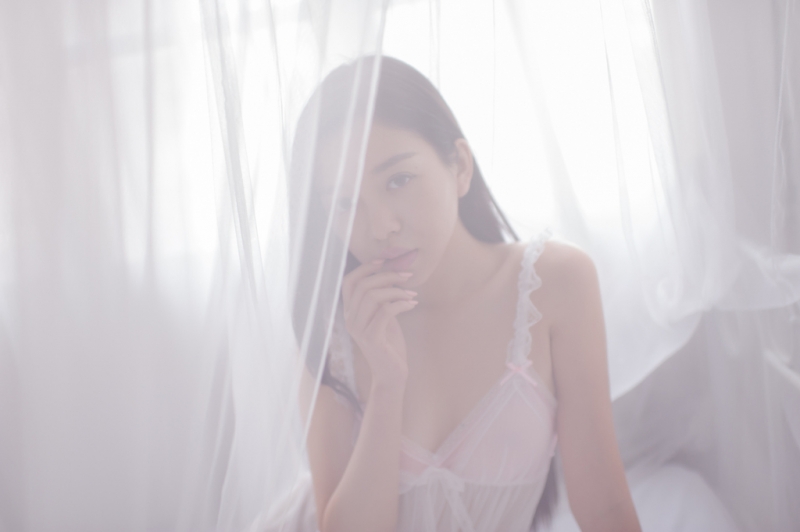 床上美女低胸吊裙傲人上围辣图