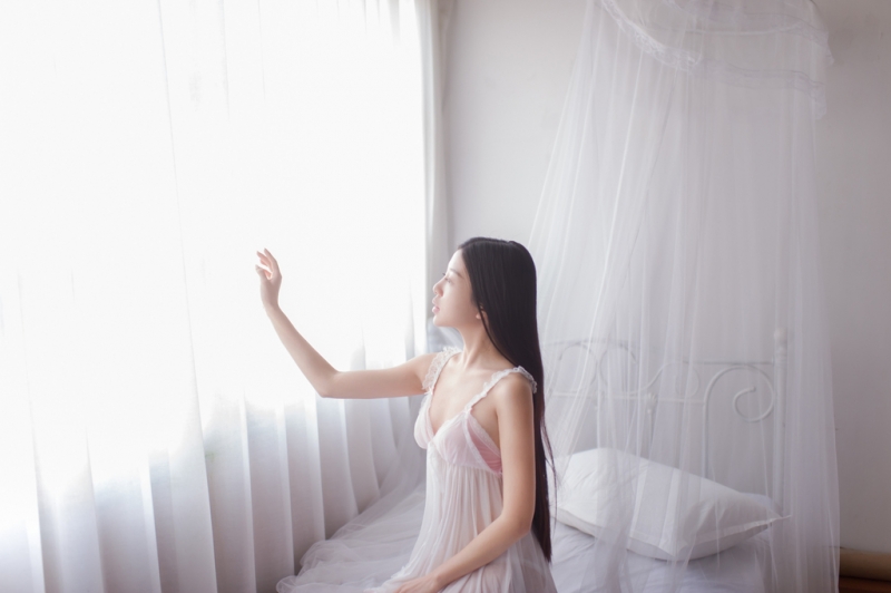 床上美女低胸吊裙傲人上围辣图