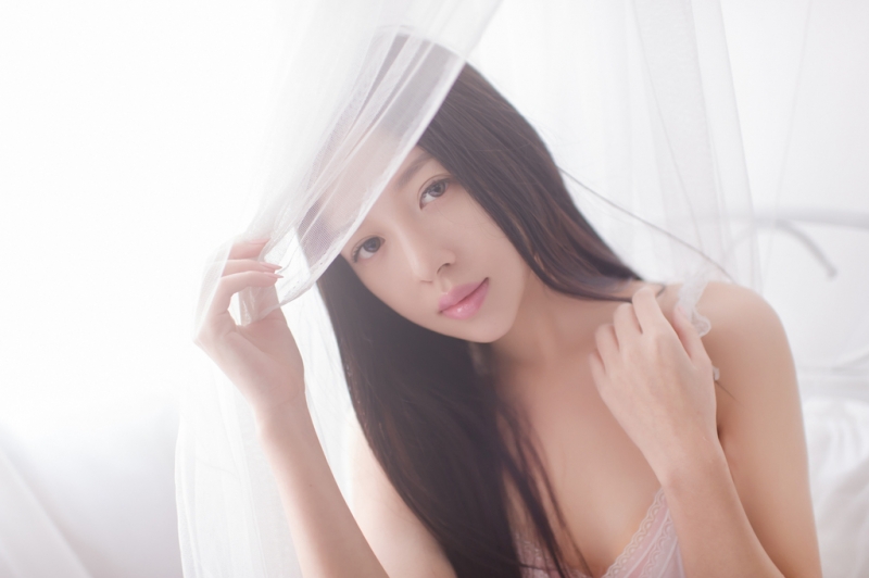 床上美女低胸吊裙傲人上围辣图