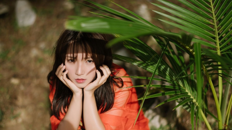 湿发美女妩媚眼神妖娆动作套图