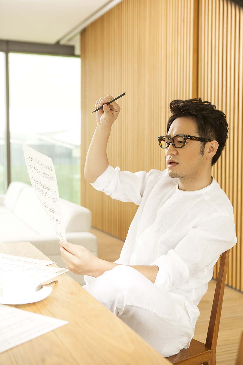 王铮亮时尚运动写真 尽显温馨好男人范